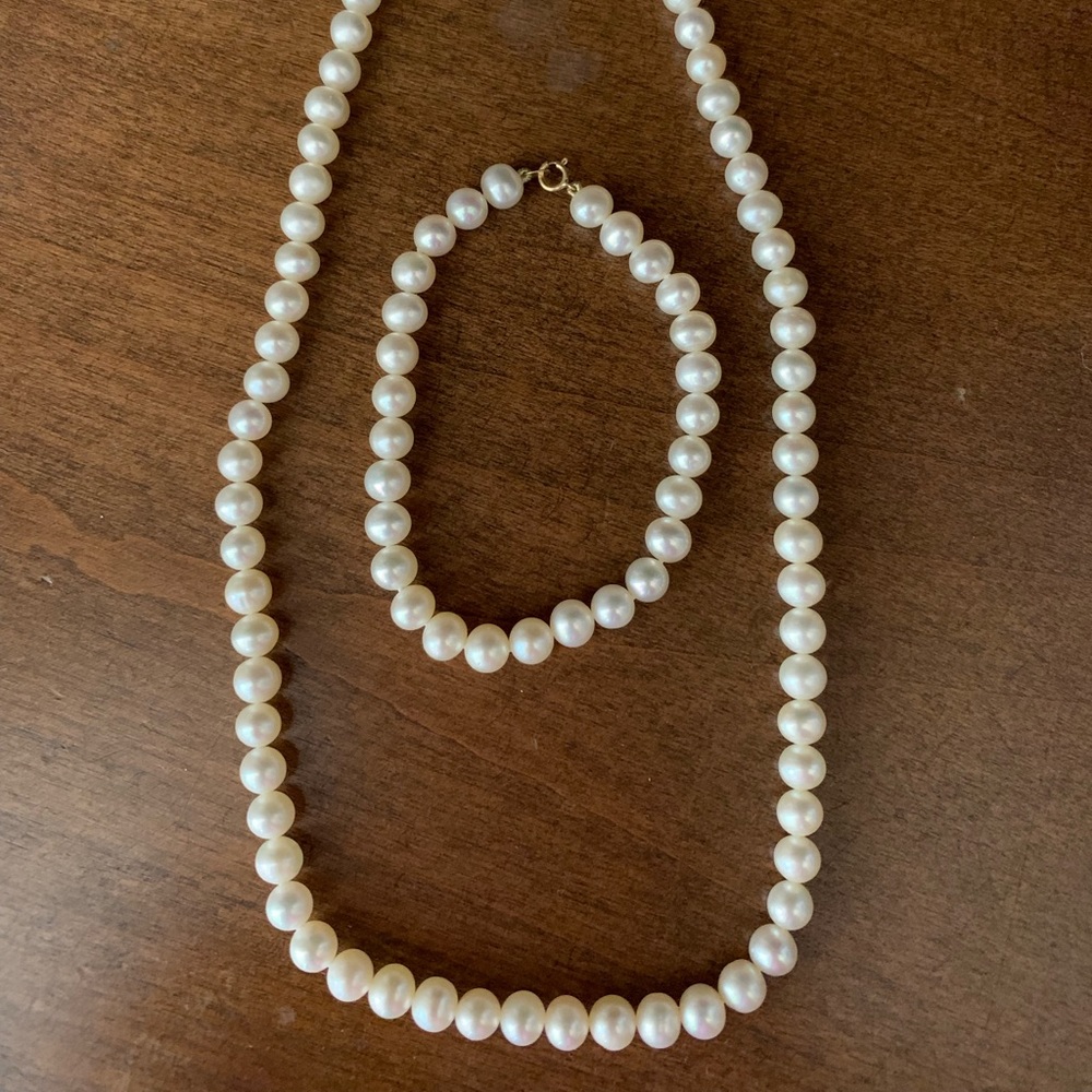 Pearl necklace and bracelet set